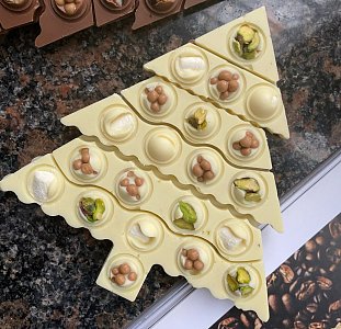 Шоколад белый с орехами "Елка" 130г