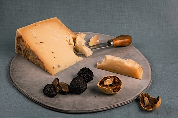 Сыр Чеддер козий с трюфелем, 50%, Крым. Сырный Сомелье