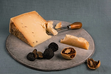 Сыр Чеддер козий с трюфелем, 50%, Крым. Сырный Сомелье