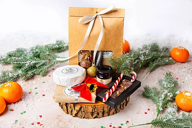 Подарок "Зимняя сказка: сыр и шоколад"