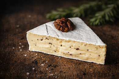 Cыр Бри с белой плесенью с трюфелем ROYAL, 50% вес.