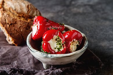 Антипасти Перчики черри красные фаршированные сливочным сыром и трюфелем