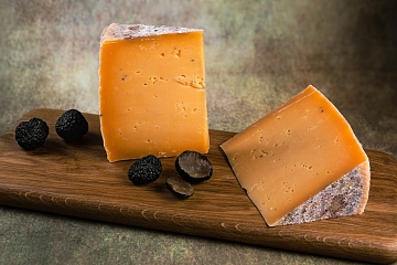 Сыр Чеддер из коровьего молока с трюфелем, 50%, выдержка 6 мес. Крым. Сырный Сомелье