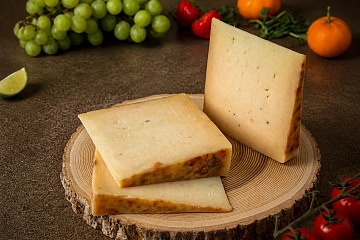 Сыр Чеддер козий с трюфелем, 50%, Крым. Сырный Сомелье