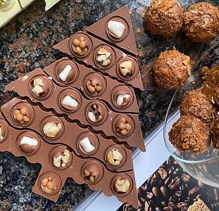 Шоколад молочный с орехами "Елка" 130г