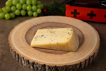 Сыр Раклет с трюфелем 49% жир. «Margot Fromages S.A»