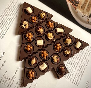 Шоколад темный с орехами "Елка" 130г