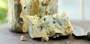 blue-cheese-creamy-broken-750x368
