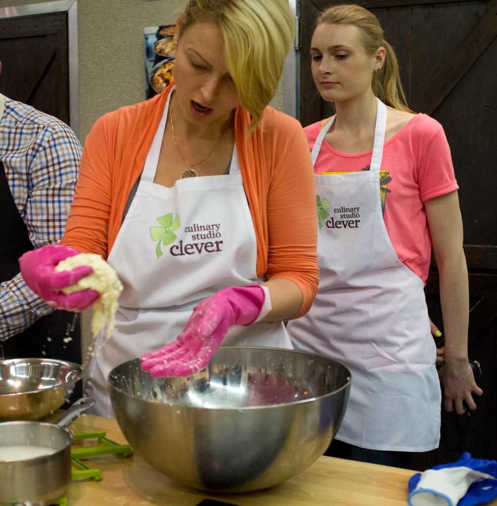 вытягивание-моцареллы